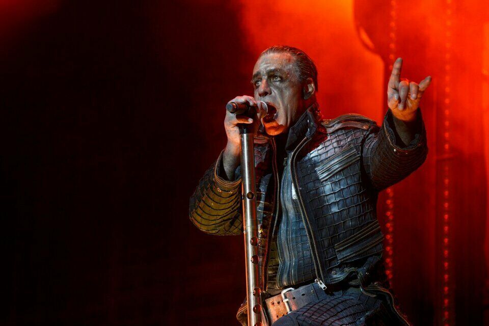 Эрмитаж обвинил лидера Rammstein в незаконной продаже цифровых изображений из музея - Vimarsana News