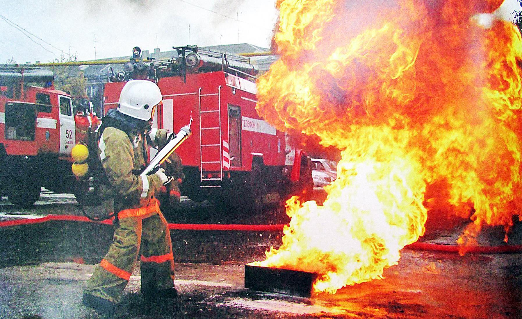 Пожарник тушит пожар. Тушение пожара. Пожарная машина тушит. Пожарные на пожаре. Пожарная машина тушит огонь.