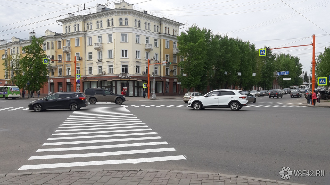 Перекресток проспекта и улицы. Кемерово Советский перекресток. Перекресток советского проспекта. Кемерово Кирова перекресток Советский. Кемерово пешеходный бульвар Кирова.