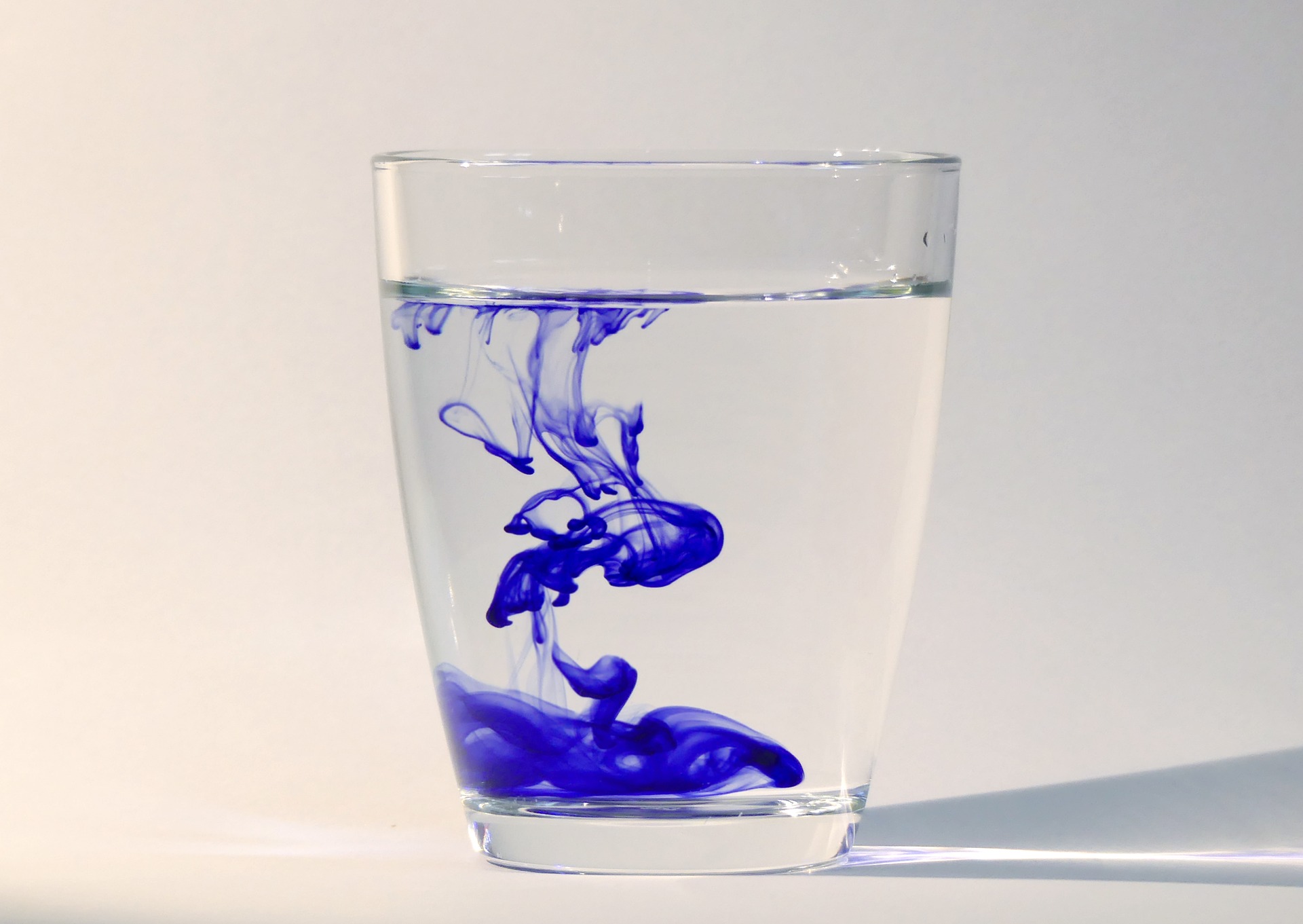 Краска в стакане с водой