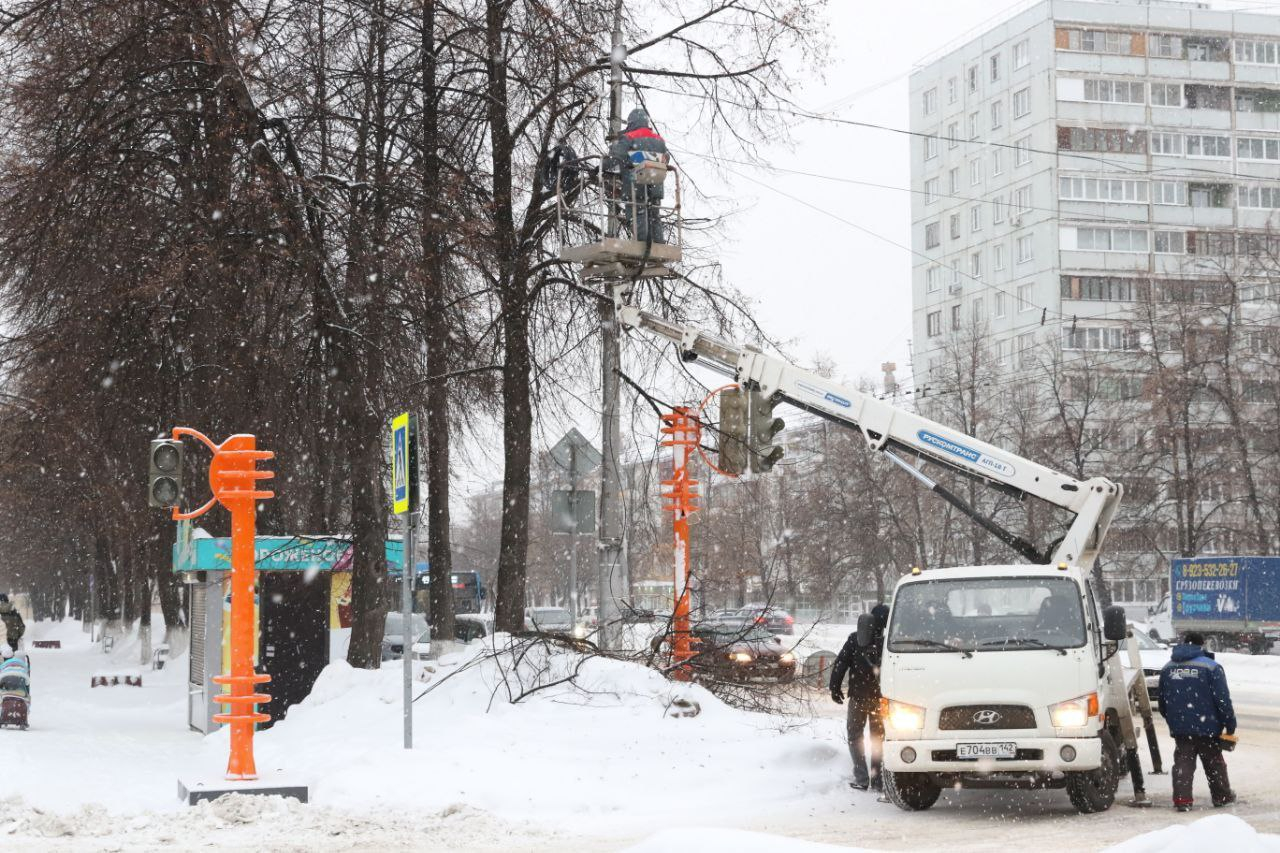 Светофоры появились на еще одном перекрестке проспекта Ленина в Кемерове /  VSE42.RU - информационный сайт Кузбасса.