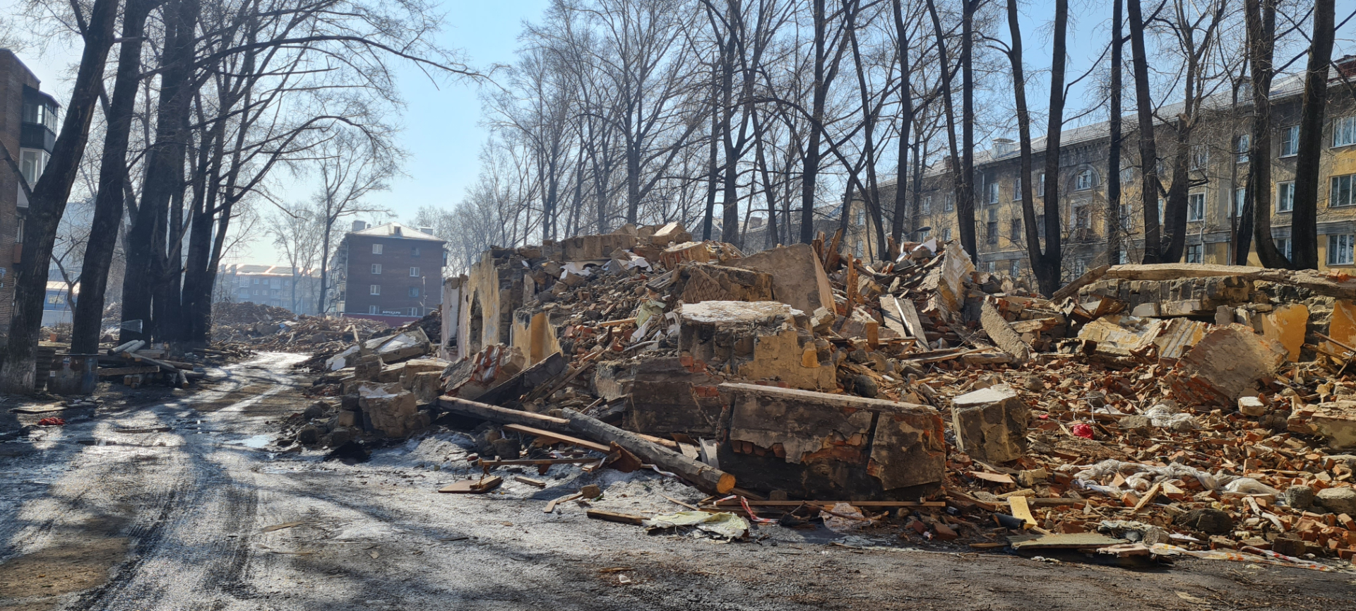 Власти Новокузнецка убрали мусор от снесенных домов после обращения в суд /  VSE42.RU - информационный сайт Кузбасса.