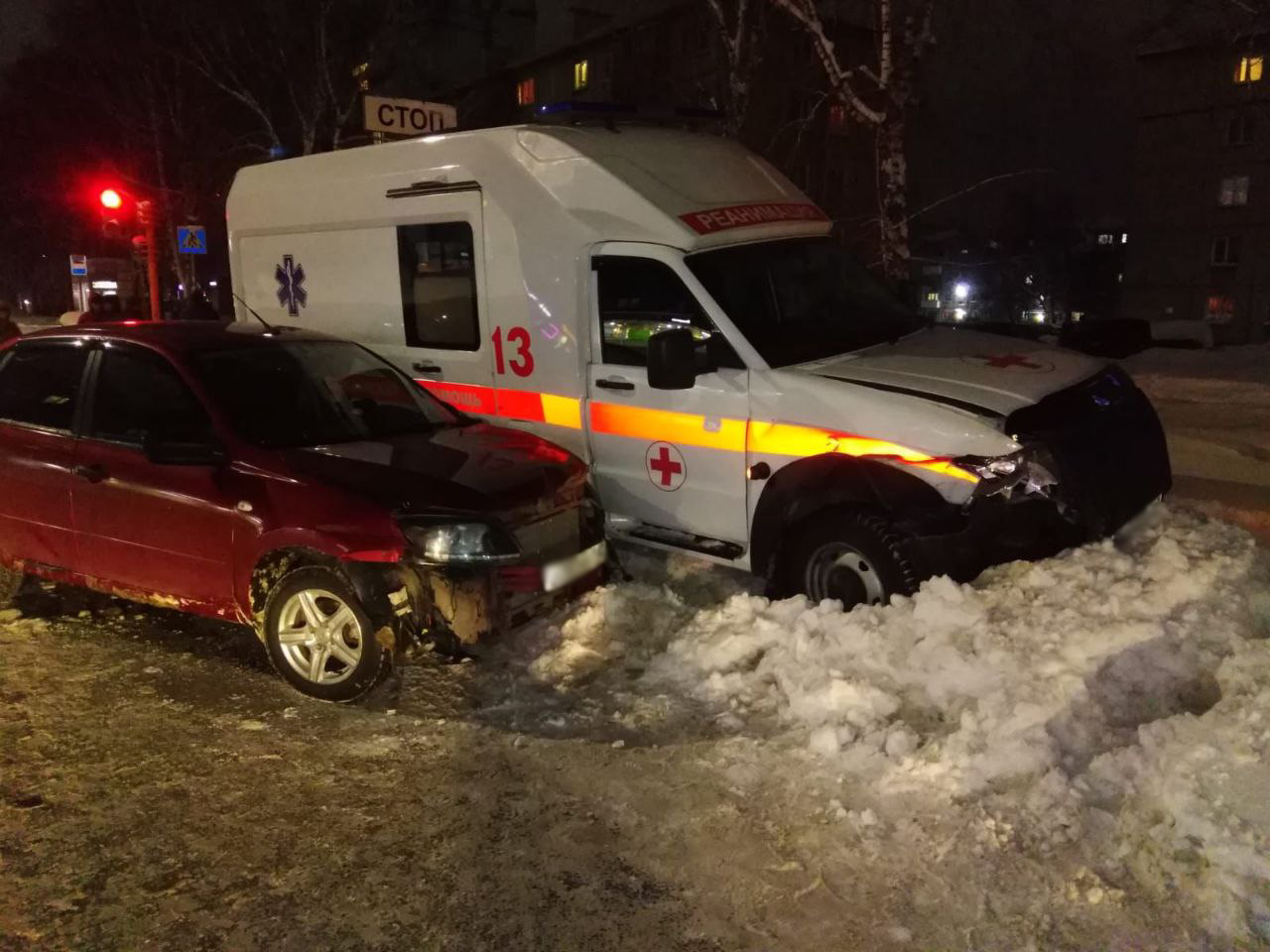 Водитель легковушки попал в больницу после столкновения со скорой в  Кемерове / VSE42.RU - информационный сайт Кузбасса.