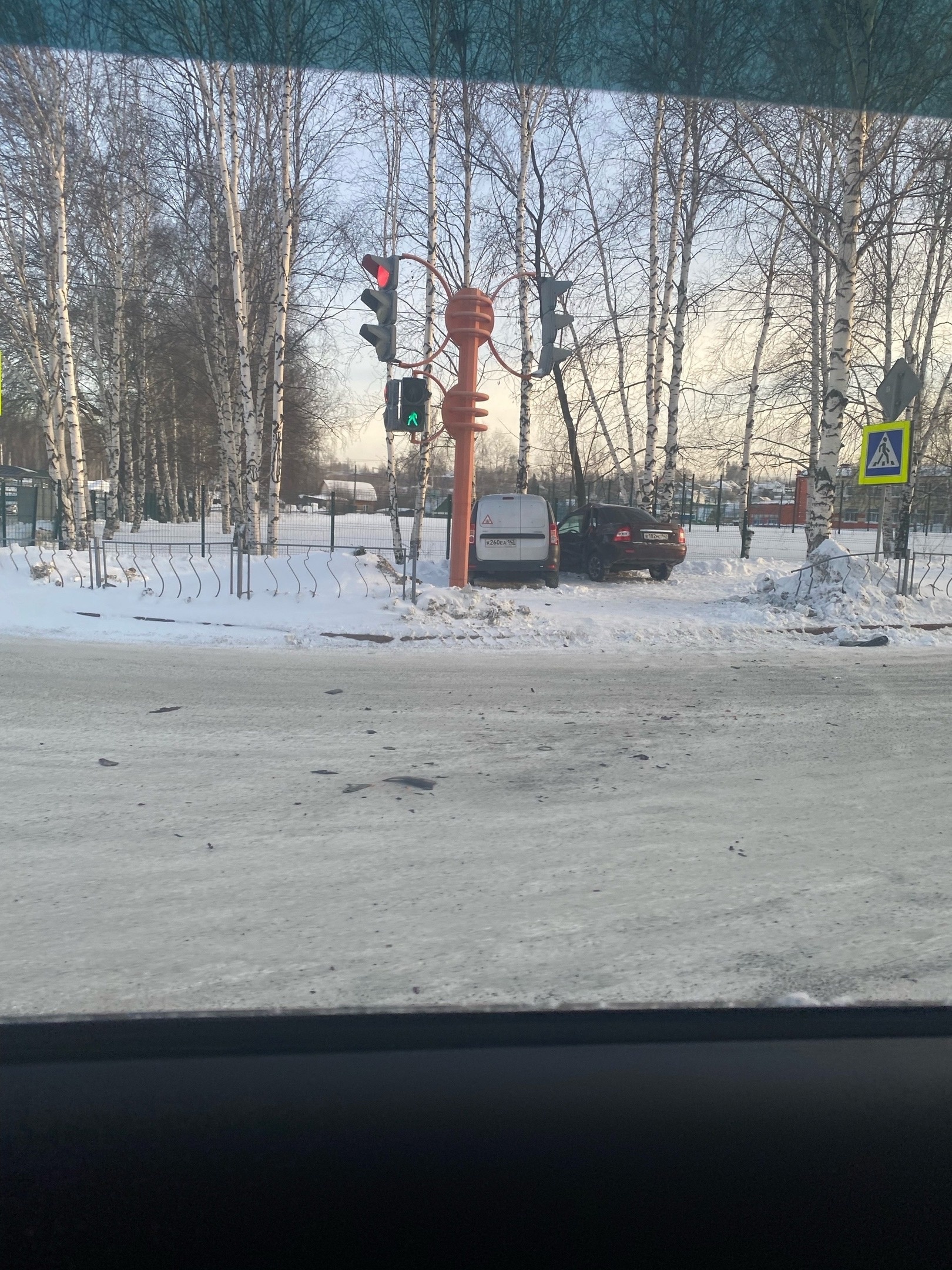 Автомобили вылетели на тротуар в результате ДТП около школы в Кузбассе /  VSE42.RU - информационный сайт Кузбасса.