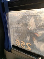 Сильная грязь в кузбасском междугороднем автобусе шокировала пассажиров