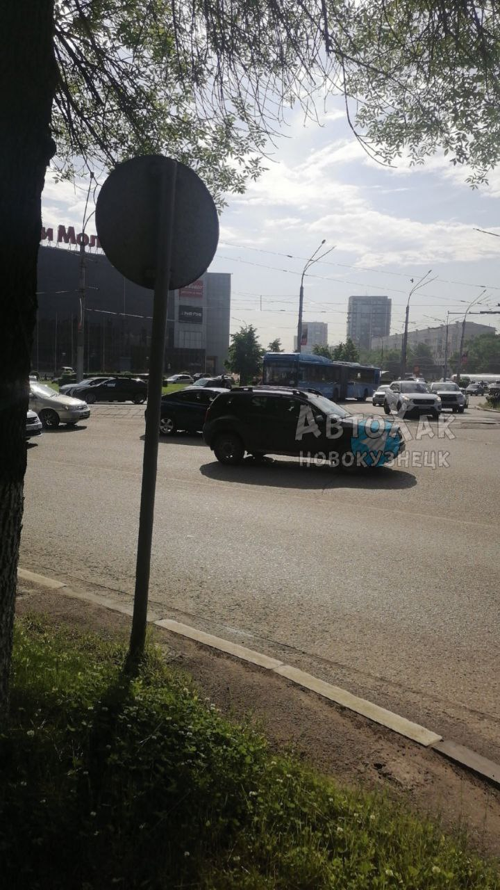 Момент ДТП с автобусом на кольце Дома Быта в Новокузнецке попал на видео /  VSE42.RU - информационный сайт Кузбасса.